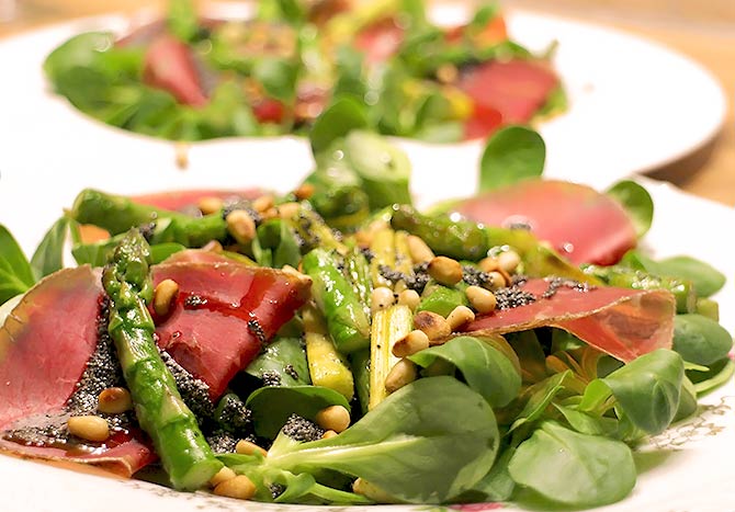 Warmer Low Carb Salat mit grünem Spargel und Mohnbutter | Foodonauten.de