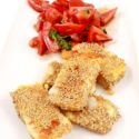 Low Carb Rezept | Camembert in Sesampanade mit Tomatensalat