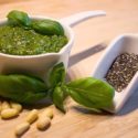 Low Carb Rezept | Chia-Basilikum-Pesto mit Zedernüssen