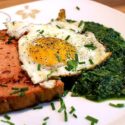 Low Carb Rezept | Abgebräunter Leberkäse mit Spiegelei und Spinat