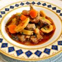 Low Carb Rezept | Pikantes Kalbsgulasch mit Petersilienwurzel