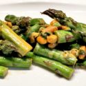 Vegetarisches Low Carb Rezept - Spargel-Erdnuss-Pfanne mit Bärlauch