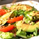 Low Carb Tomaten-Avocado-Salat mit Pinienkernen
