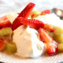 Low Carb Rhabarber-Erdbeer-Kompott mit Quarkcreme
