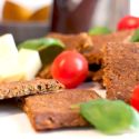 Low Carb Tomaten-Knoblauch-Cracker mit Goldleinsamenmehl
