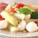 Low Carb Spargelsalat mit Tomaten und Pinienkernen