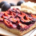 Saftiger Low Carb Zwetschgen-Kuchen (Blechkuchen mit Kokos- & Goldleinsamenmehl)