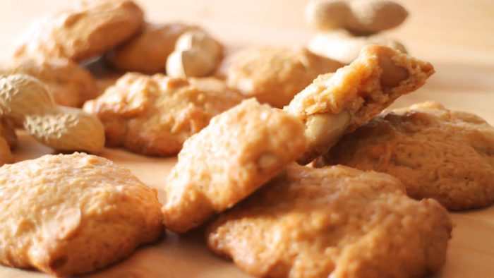 Low Carb Erdnusskekse mit ganzen Erdnüssen