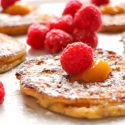 Fluffige Low Carb Apfel-Quark-Pancakes mit Himbeeren