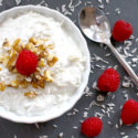 Schnelles Low Carb Frühstück mit Kokos und Himbeeren