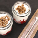 Joghurt mit Erdbeeren und Sesam-Crunch (Low Carb)