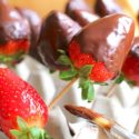 Erdbeeren mit Schokolade überzogen (Süßer Low Carb Snack)