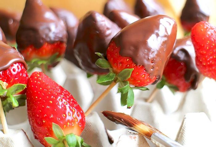 Erdbeeren mit Schokolade überzogen (Süßer Low Carb Snack) | Foodonauten.de