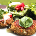 Grünkernbratlinge mit Tomate und Mozzarella überbacken
