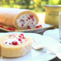 Low Carb Johannisbeer-Biskuitrolle mit Mandelmehl